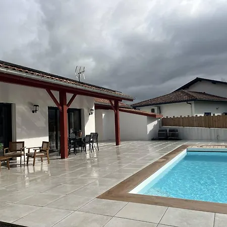 : Maison 3 Pieces, Piscine Privee, Internet, Parking - Fr-1-495-148